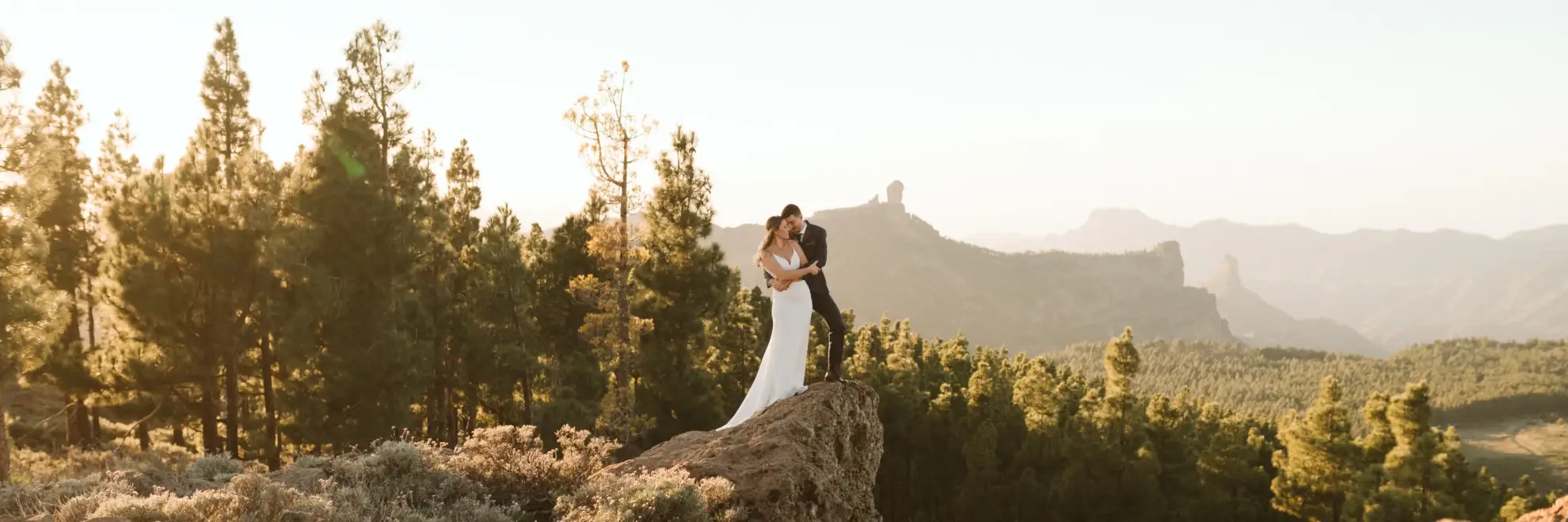 Pareja de novios frente al Roque Nublo